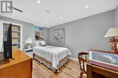 677 Powell Court, Burlington, ON - Indoor Photo Showing Bedroom