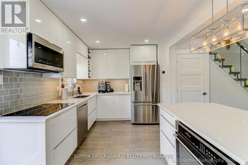 709 Greycedar Crescent, Mississauga, ON - Indoor Photo Showing Kitchen With Upgraded Kitchen