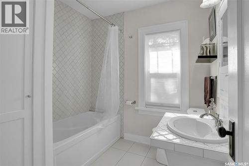 2721 Hill Avenue, Regina, SK - Indoor Photo Showing Bathroom