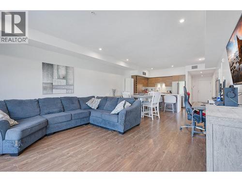 1925 Enterprise Way Unit# 302, Kelowna, BC - Indoor Photo Showing Living Room