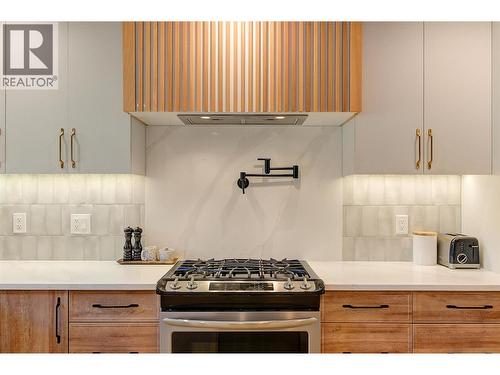 985 Manhattan Drive, Kelowna, BC - Indoor Photo Showing Kitchen