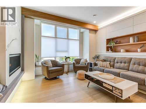 985 Manhattan Drive, Kelowna, BC - Indoor Photo Showing Living Room With Fireplace