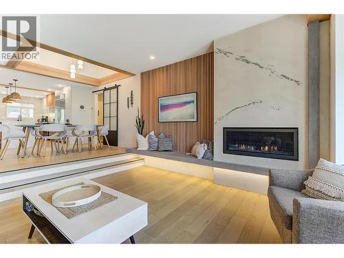 985 Manhattan Drive, Kelowna, BC - Indoor Photo Showing Living Room With Fireplace