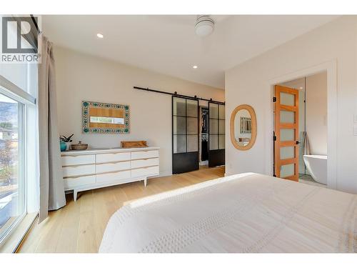 Primary Bedroom - 985 Manhattan Drive, Kelowna, BC - Indoor Photo Showing Bedroom