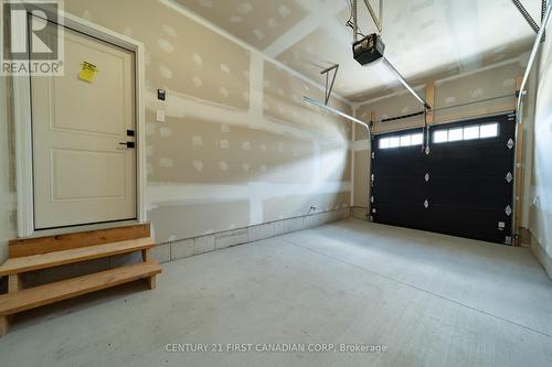 147-43(55) Scotts Drive, Lucan Biddulph (Lucan), ON - Indoor Photo Showing Garage