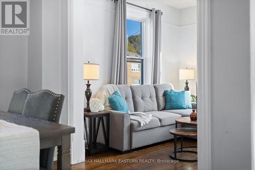 Perfect blend of open and closed concept - 198 Hazlitt Street, Peterborough (Ashburnham Ward 4), ON - Indoor Photo Showing Living Room