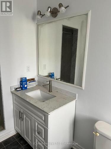 3956 Manatee Way, Mississauga, ON - Indoor Photo Showing Bathroom