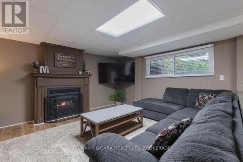 5674 Hillcrest Crescent, Niagara Falls (Church'S Lane), ON - Indoor With Fireplace