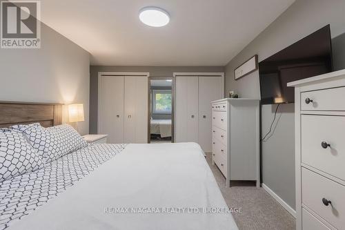 5674 Hillcrest Crescent, Niagara Falls (Church'S Lane), ON - Indoor Photo Showing Bedroom