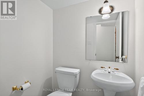 9 Moorside Private, Ottawa, ON - Indoor Photo Showing Bathroom
