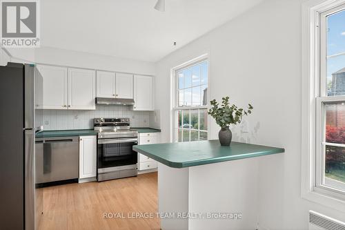 9 Moorside Private, Ottawa, ON - Indoor Photo Showing Kitchen