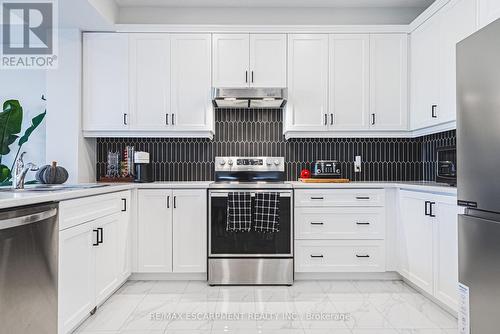 21 Zoe Lane, Hamilton, ON - Indoor Photo Showing Kitchen