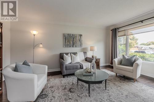 407 Murray Street, Grimsby, ON - Indoor Photo Showing Living Room