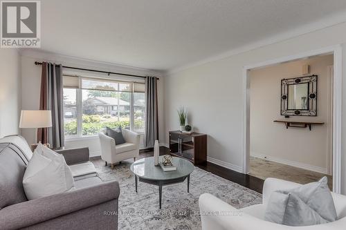 407 Murray Street, Grimsby, ON - Indoor Photo Showing Living Room