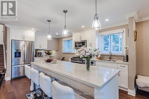 2903 Salerno Crescent, Mississauga, ON - Indoor Photo Showing Kitchen With Double Sink With Upgraded Kitchen