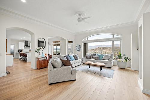 619 Denali Court, Kelowna, BC - Indoor Photo Showing Living Room
