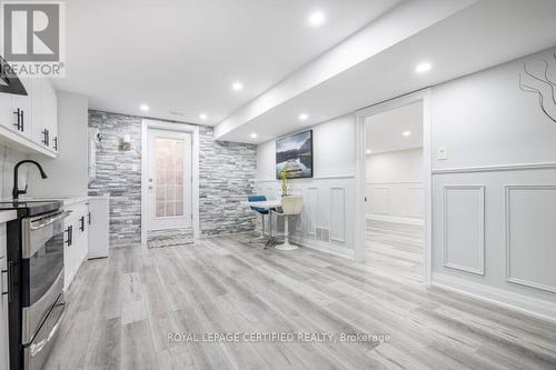 4174 Trellis Crescent, Mississauga, ON - Indoor Photo Showing Kitchen With Upgraded Kitchen