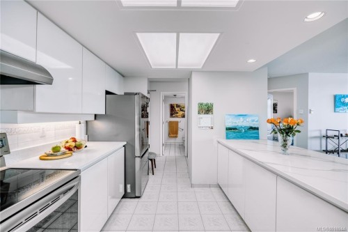 208-150 Promenade Dr, Nanaimo, BC - Indoor Photo Showing Kitchen