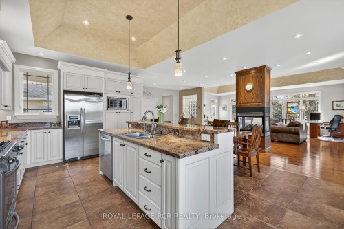 181 Queen Street S, New Tecumseth, ON - Indoor Photo Showing Kitchen With Double Sink With Upgraded Kitchen