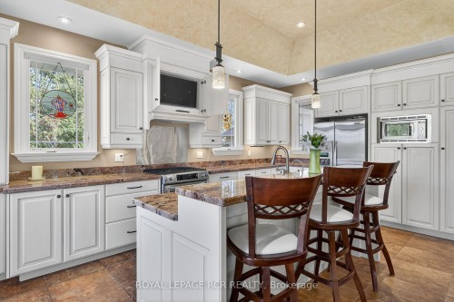 181 Queen Street S, New Tecumseth, ON - Indoor Photo Showing Kitchen With Upgraded Kitchen