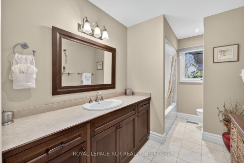 181 Queen Street S, New Tecumseth, ON - Indoor Photo Showing Bathroom