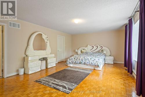 2492 Erin Centre Boulevard, Mississauga, ON - Indoor Photo Showing Bedroom
