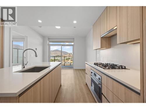 1626 Water Street Unit# 801, Kelowna, BC - Indoor Photo Showing Kitchen With Upgraded Kitchen