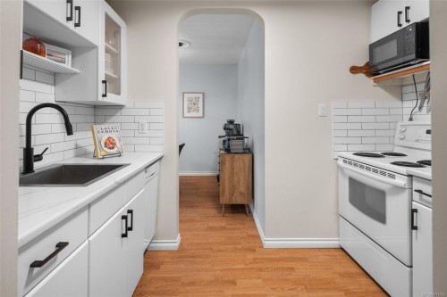 203-3244 Seaton St, Saanich, BC - Indoor Photo Showing Kitchen