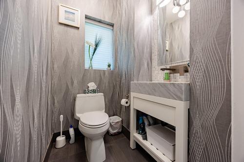 Powder room - 33 Rue Thurlow, Hampstead, QC - Indoor Photo Showing Bathroom
