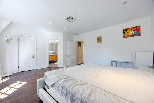 Primary bedroom - 33 Rue Thurlow, Hampstead, QC - Indoor Photo Showing Bedroom