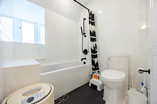 Bathroom - 33 Rue Thurlow, Hampstead, QC - Indoor Photo Showing Bathroom