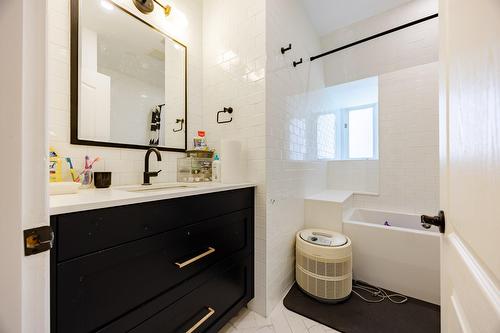 Bathroom - 33 Rue Thurlow, Hampstead, QC - Indoor Photo Showing Bathroom