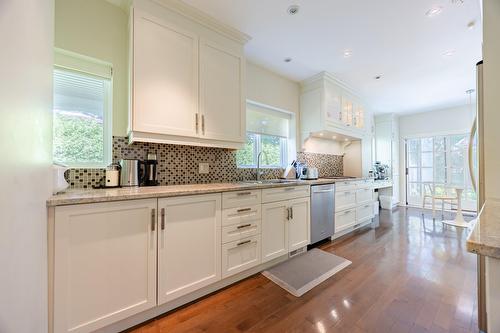 Kitchen - 33 Rue Thurlow, Hampstead, QC - Indoor Photo Showing Kitchen With Upgraded Kitchen