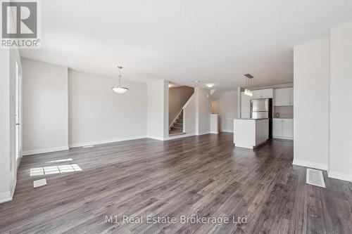 13 Meadowridge Street, Kitchener, ON - Indoor