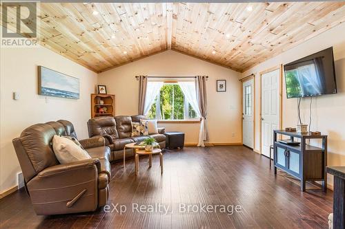 19 Murray Avenue, Northern Bruce Peninsula, ON - Indoor Photo Showing Living Room
