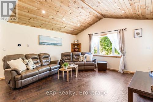 19 Murray Avenue, Northern Bruce Peninsula, ON - Indoor Photo Showing Living Room