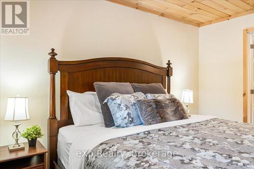 19 Murray Avenue, Northern Bruce Peninsula, ON - Indoor Photo Showing Bedroom