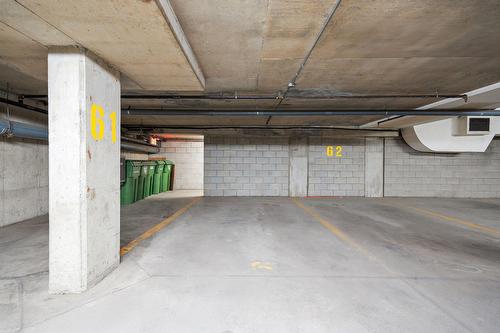 Garage - 404-335 Boul. Marcel-Laurin, Montréal (Saint-Laurent), QC - Indoor Photo Showing Garage