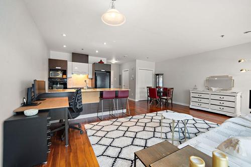 Salon - 404-335 Boul. Marcel-Laurin, Montréal (Saint-Laurent), QC - Indoor