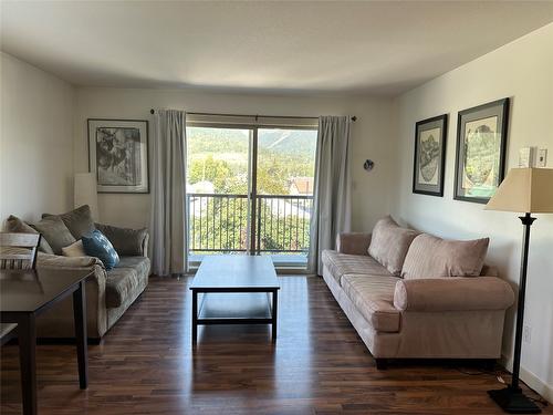 402-1042 1St Avenue, Fernie, BC - Indoor Photo Showing Living Room