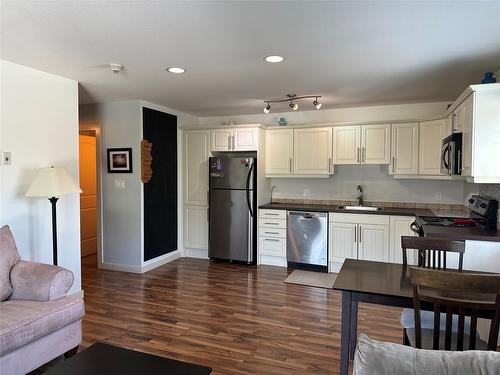 402-1042 1St Avenue, Fernie, BC - Indoor Photo Showing Kitchen