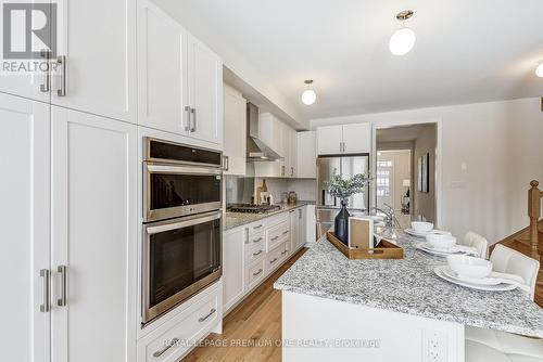 440 Kennedy Circle, Milton, ON - Indoor Photo Showing Kitchen With Upgraded Kitchen
