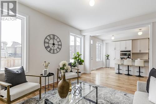 440 Kennedy Circle, Milton, ON - Indoor Photo Showing Living Room