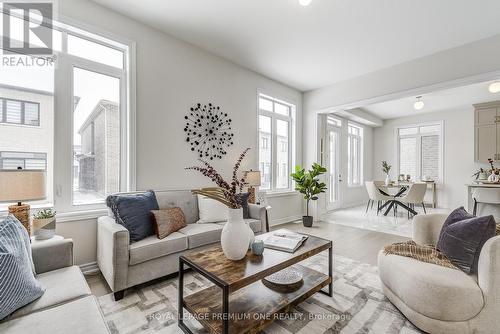 884 Plum Place, Milton, ON - Indoor Photo Showing Living Room