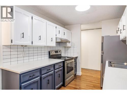 555 Rowcliffe Avenue Unit# 307, Kelowna, BC - Indoor Photo Showing Kitchen With Double Sink