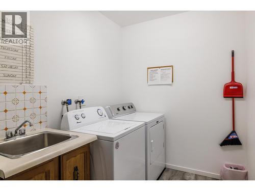 555 Rowcliffe Avenue Unit# 307, Kelowna, BC - Indoor Photo Showing Laundry Room
