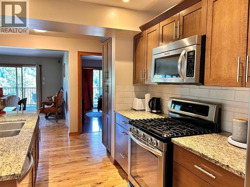 948 Redstone Drive, Rossland, BC - Indoor Photo Showing Kitchen