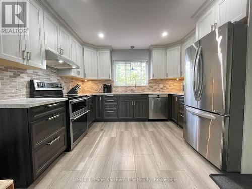 25 - 40 Judge Avenue, North Bay (Ferris), ON - Indoor Photo Showing Kitchen With Upgraded Kitchen