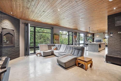 Salon - 2 Route 329, Gore, QC - Indoor Photo Showing Other Room