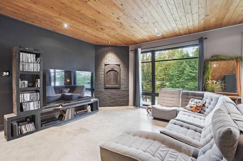 Salon - 2 Route 329, Gore, QC - Indoor